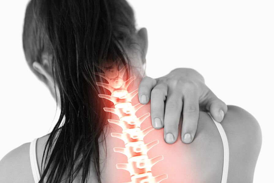 Pain due to osteochondrosis of the thoracic spine in women can spread to the neck area